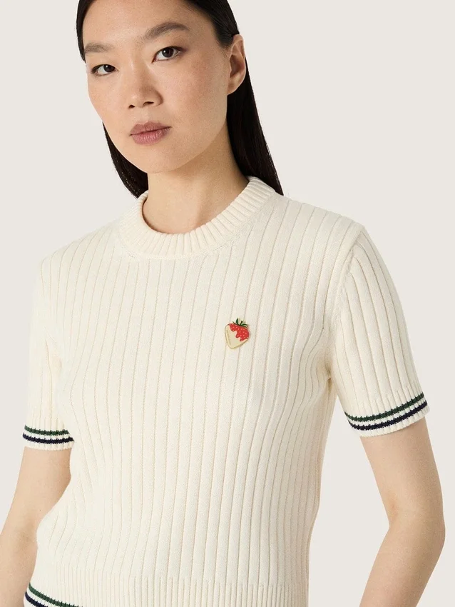 Women’s white knit T-shirt with contrasting edges and removable pin