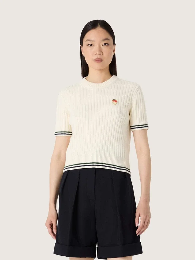 Women’s white knit T-shirt with contrasting edges and removable pin