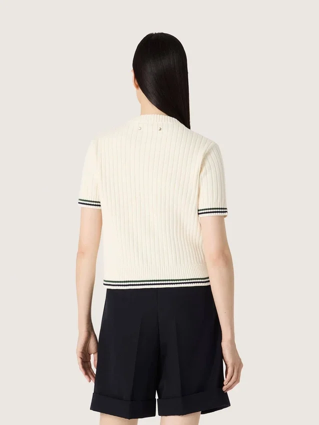 Women’s white knit T-shirt with contrasting edges and removable pin