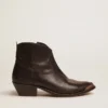 Young ankle boots in black leather with sand-colored embroidery