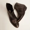 Young ankle boots in black leather with sand-colored embroidery