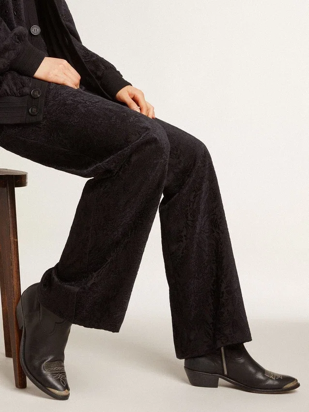 Young ankle boots in black leather with sand-colored embroidery