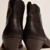 Young ankle boots in black leather with sand-colored embroidery