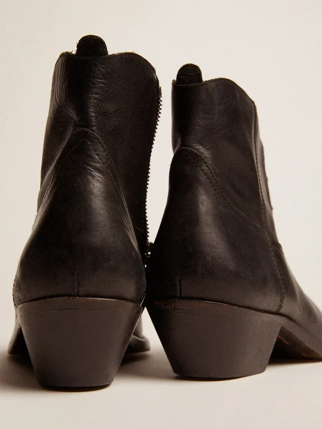 Young ankle boots in black leather with sand-colored embroidery