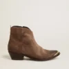 Young ankle boots in dark brown suede