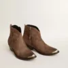 Young ankle boots in dark brown suede