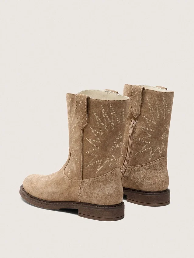 Young Wish boots in dove-gray suede with star embroidery