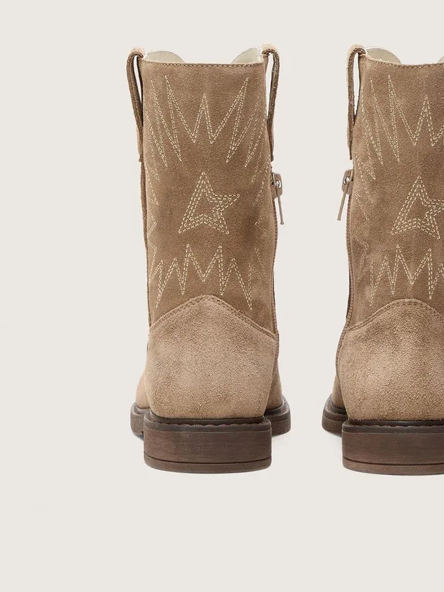 Young Wish boots in dove-gray suede with star embroidery