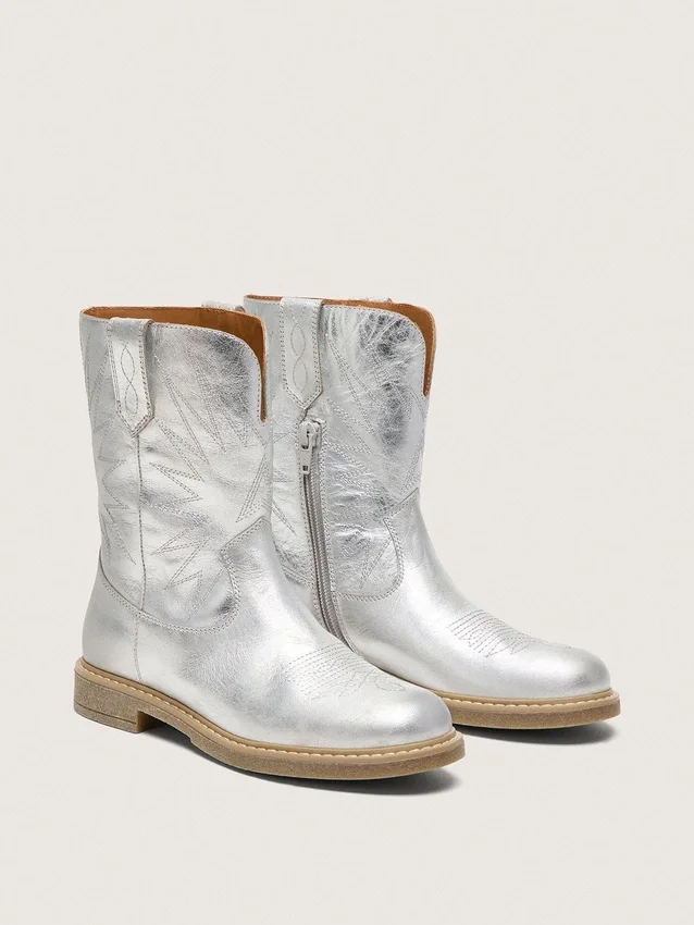 Young Wish boots in silver metallic leather with star embroidery